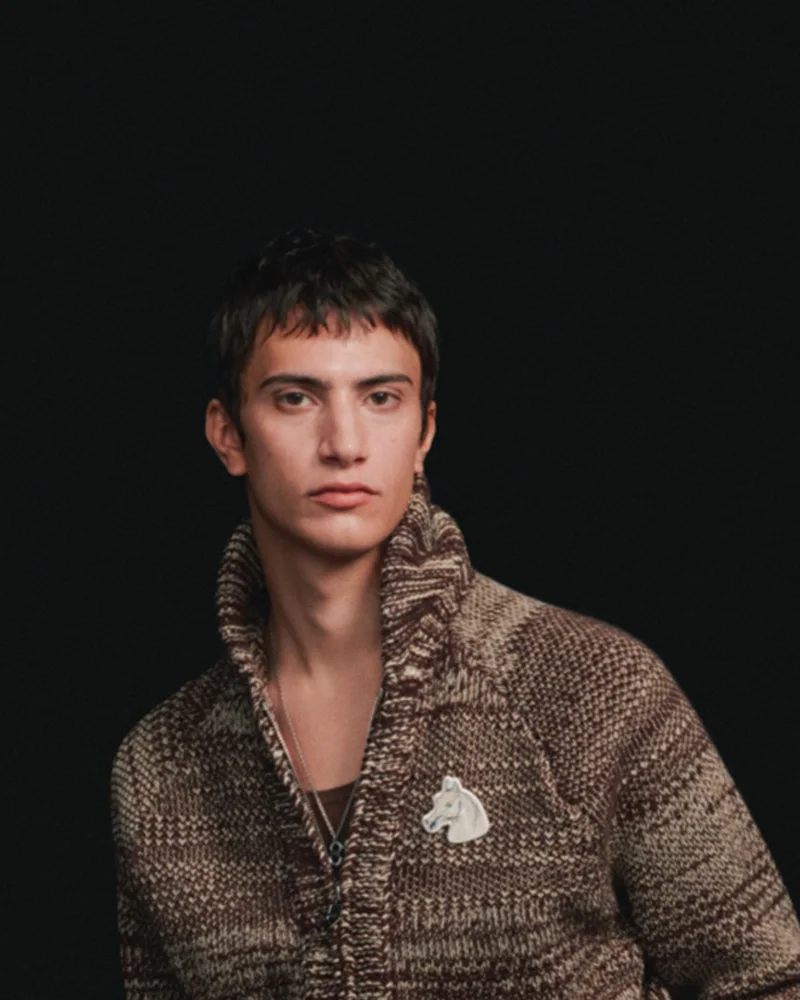 Модель Hermès з темною рваною стрижкою середньої довжини і чубчиком