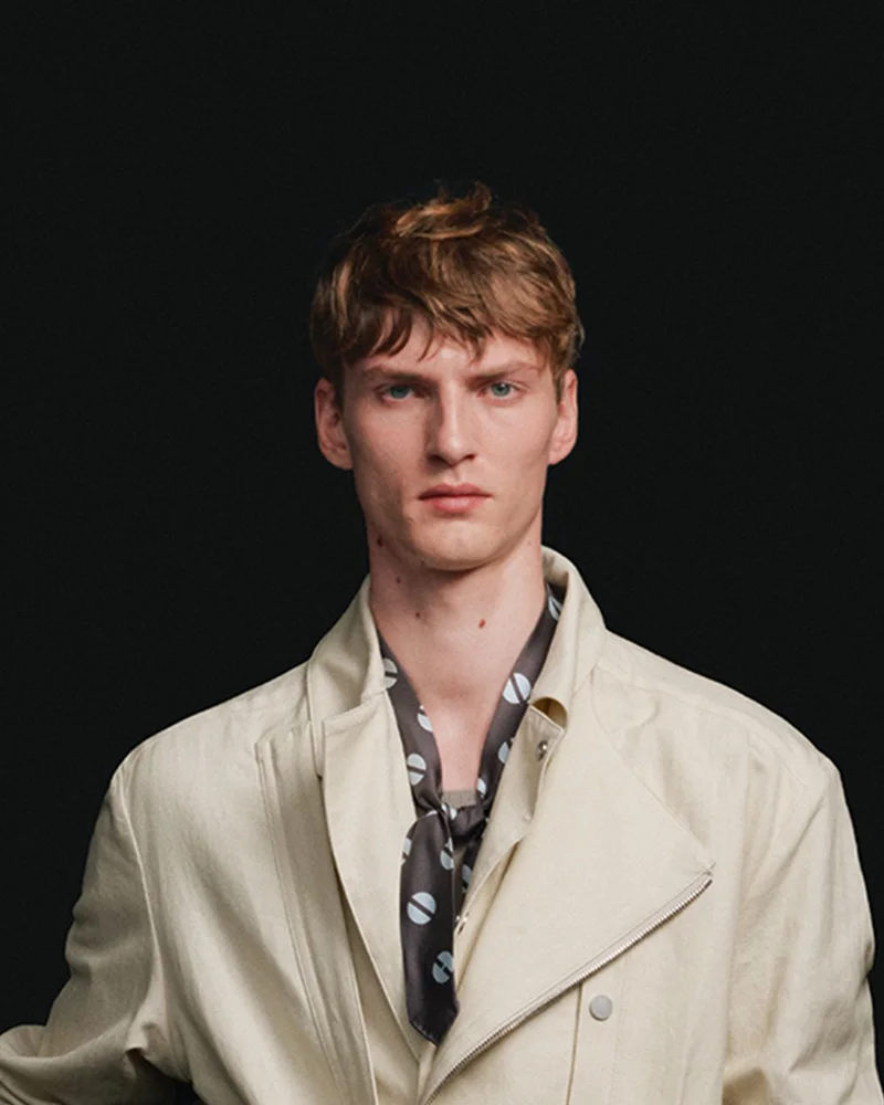 Модель Hermès зі стрижкою, що прикриває верх вух, і чубчиком набік