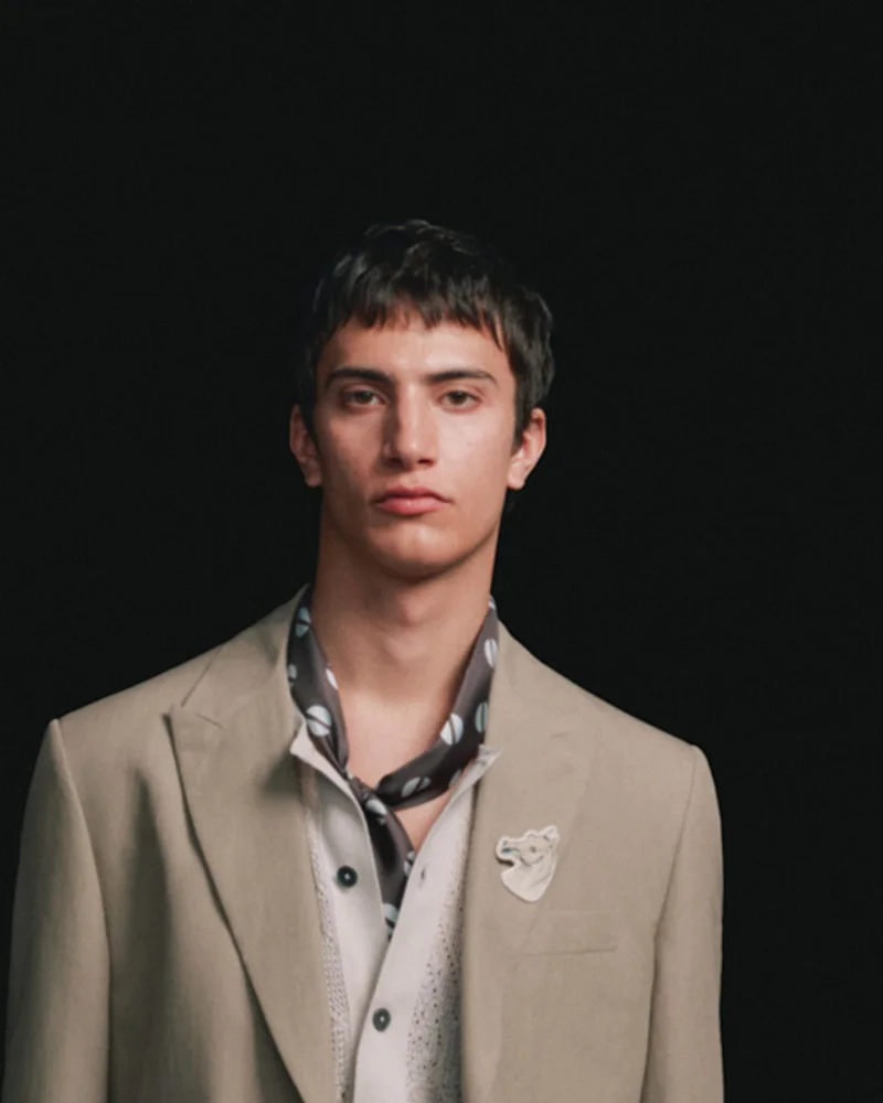 Модель Hermès з темною багатошаровою стрижкою шегі