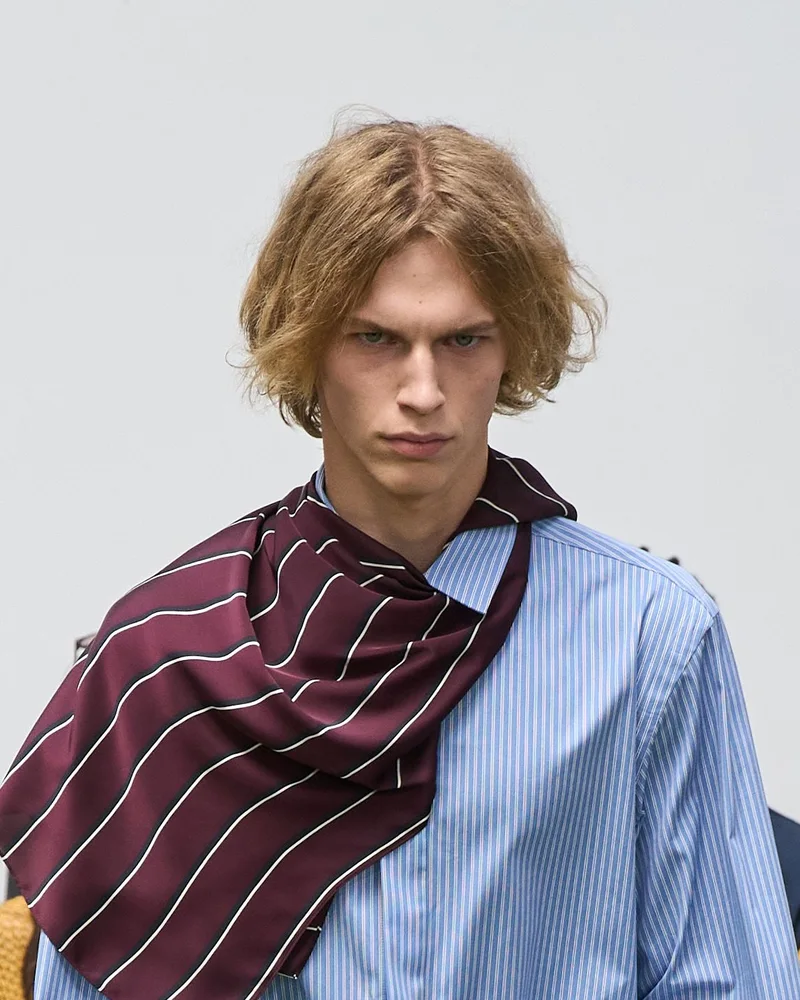 Модель Sacai весна-літо 2027 зі світлим волоссям до підборіддя і проділом посередині