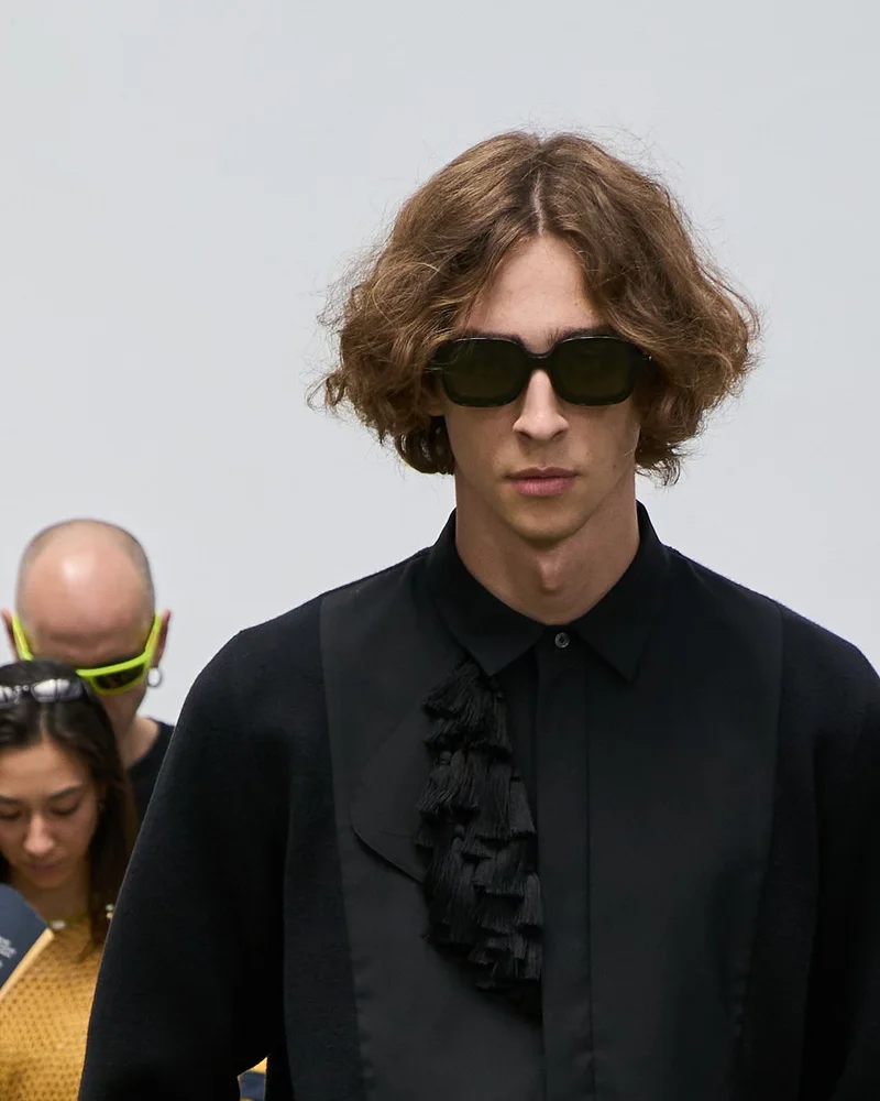 Модель Sacai з хвилястою стрижкою середньої довжини і сонцезахисними окулярами