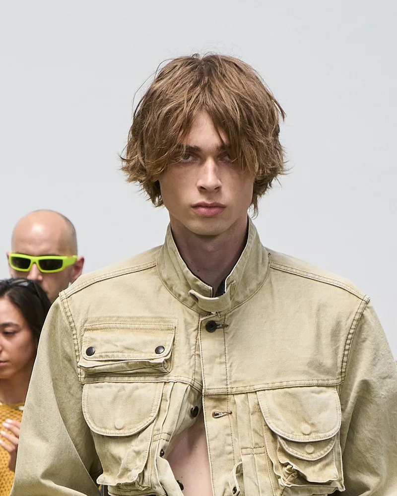 Модель Sacai з прямою стрижкою середньої довжини і проділом посередині