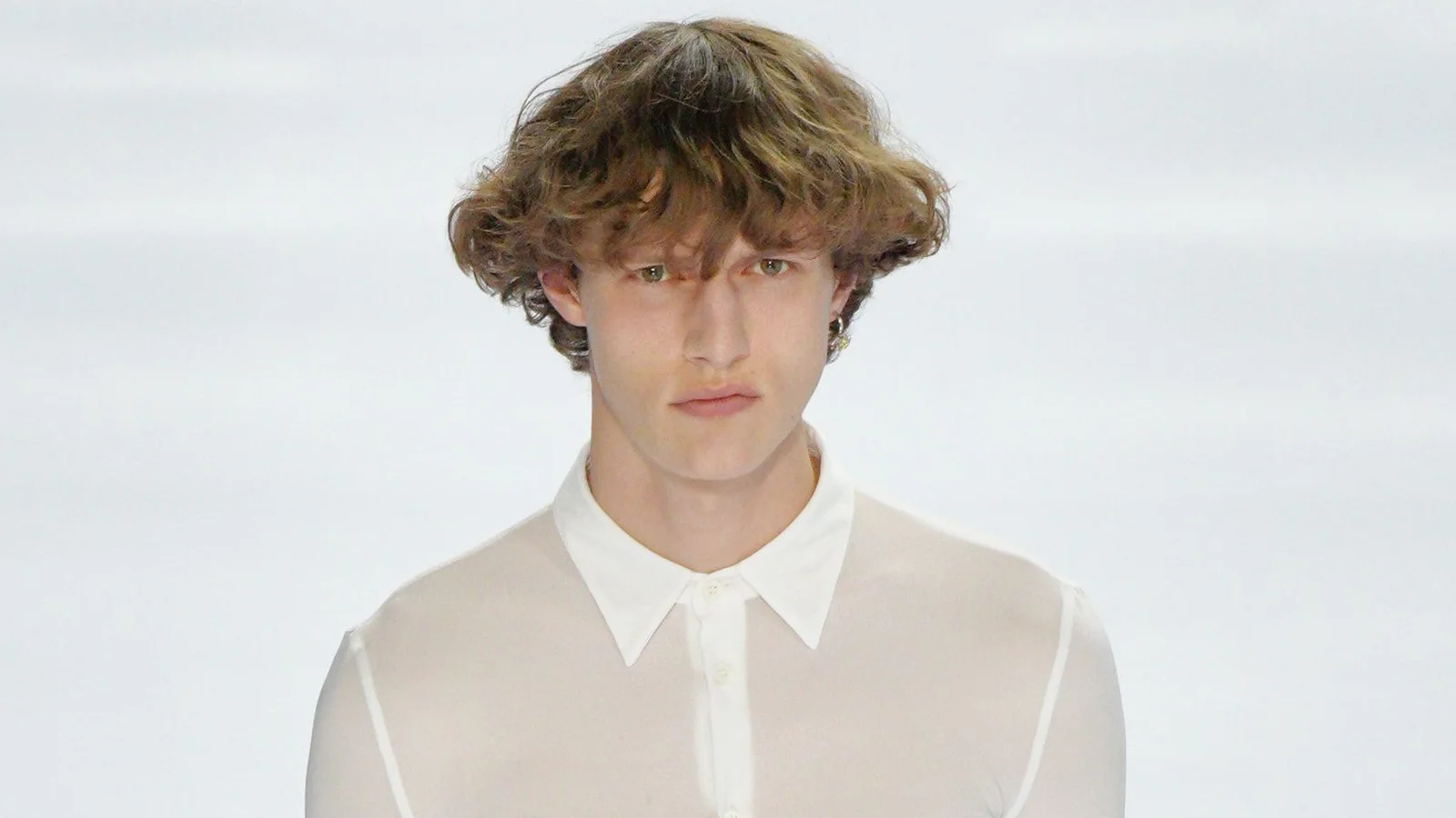 Модель Prada весна-літо 2027 з об’ємною стрижкою-шапкою і чубчиком