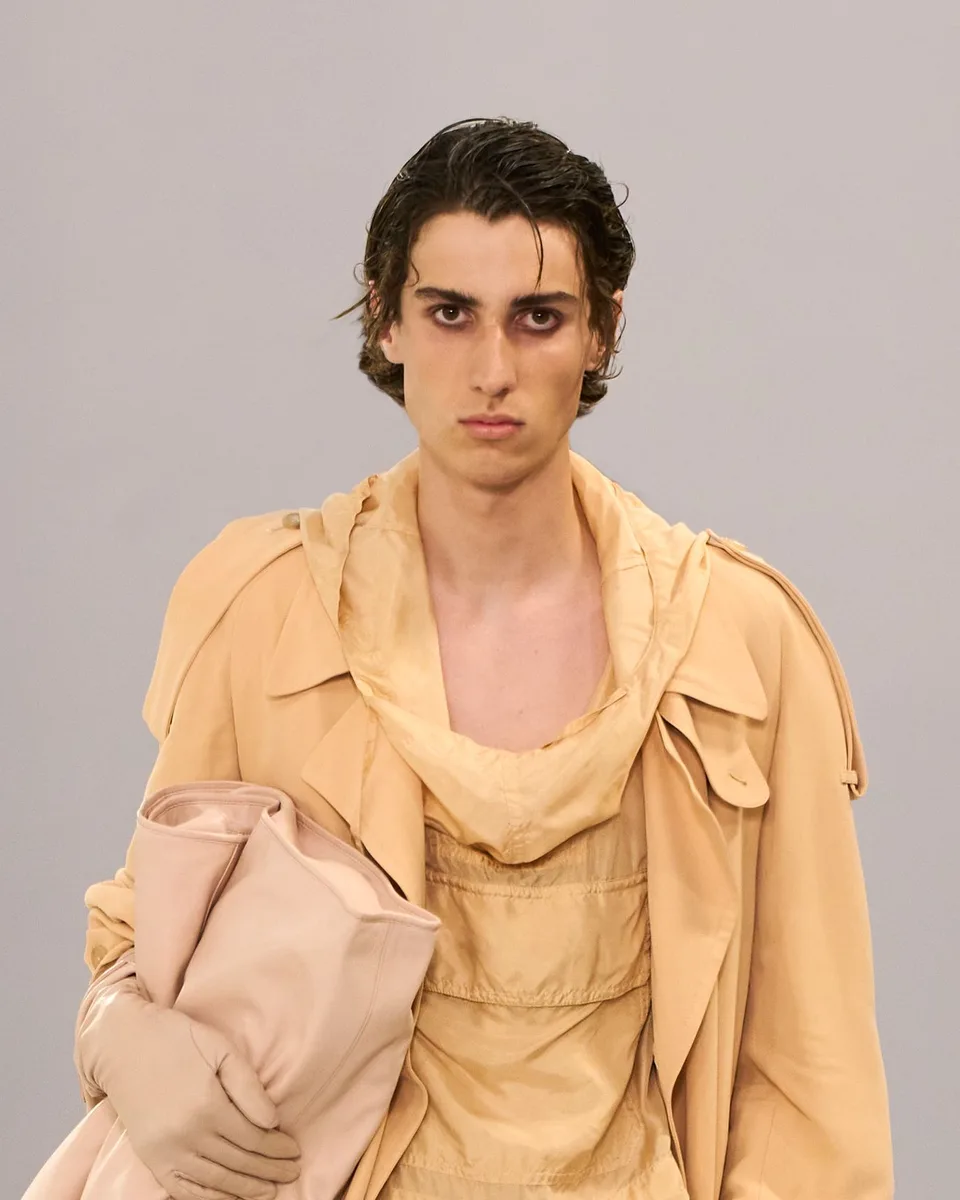 Модель Dries Van Noten з подовженими шторками, зачесаними назад від обличчя