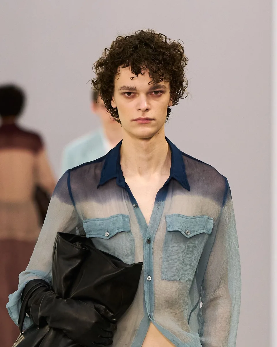Модель Dries Van Noten весна-літо 2027 з густими темними кучерями середньої довжини
