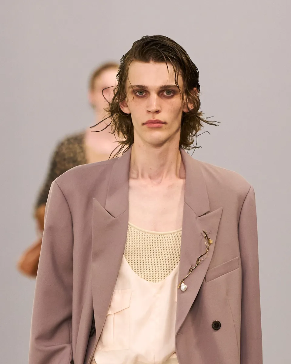 Модель Dries Van Noten з подовженим волоссям, укладеним з мокрим ефектом