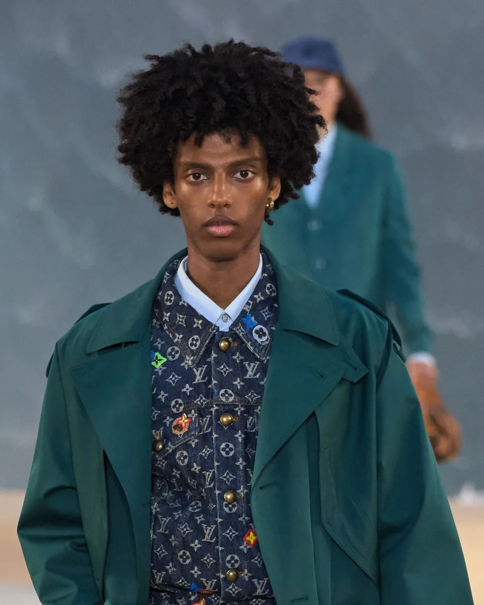 Модель Louis Vuitton з об’ємним афро середньої довжини