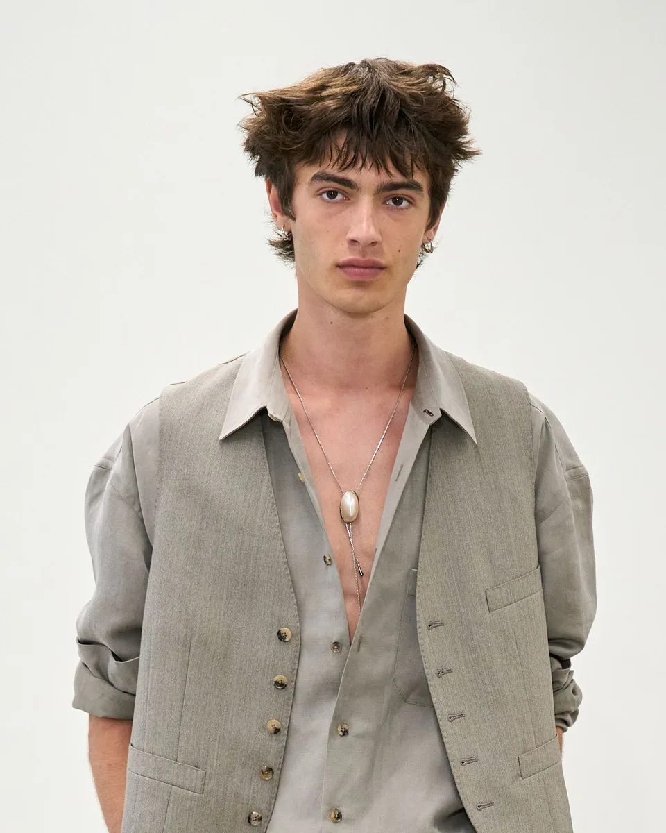 Модель Paul Smith з короткою текстурованою стрижкою і розтріпаним верхом