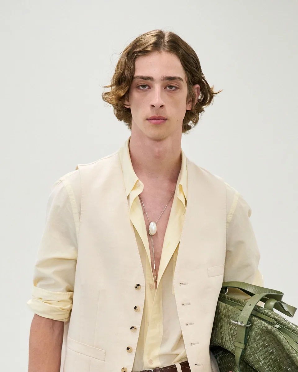 Модель Paul Smith з пасмами до вилиць і проділом посередині