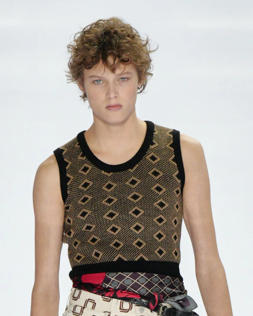 Модель Prada з короткою кучерявою шапкою волосся