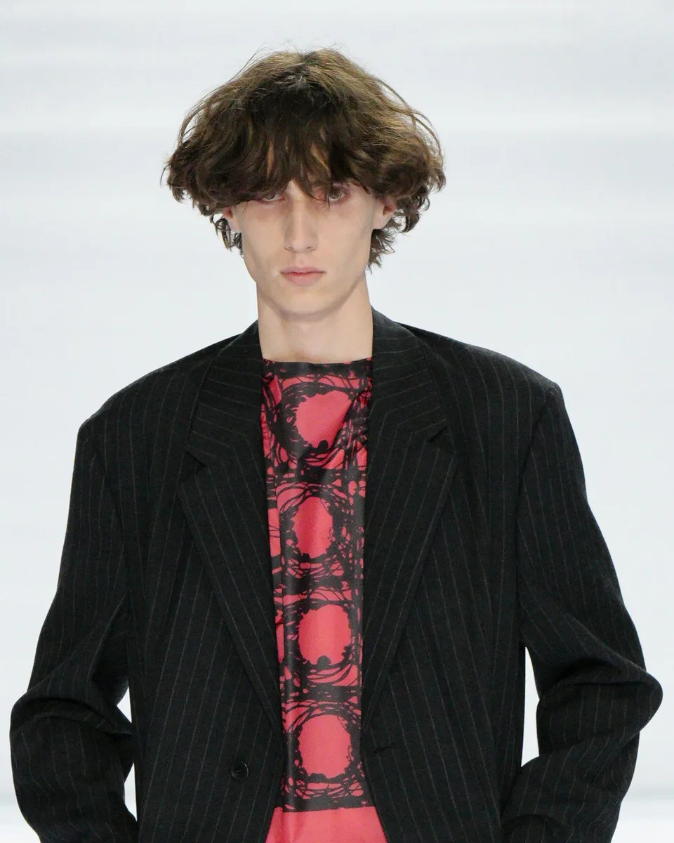 Модель Prada весна-літо 2027 з об’ємною стрижкою-шапкою і густим чубчиком до брів