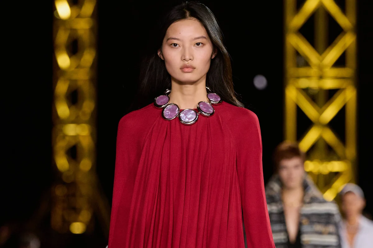 Червона плісирована сукня Chanel — у чому зустріти Новий рік 2027