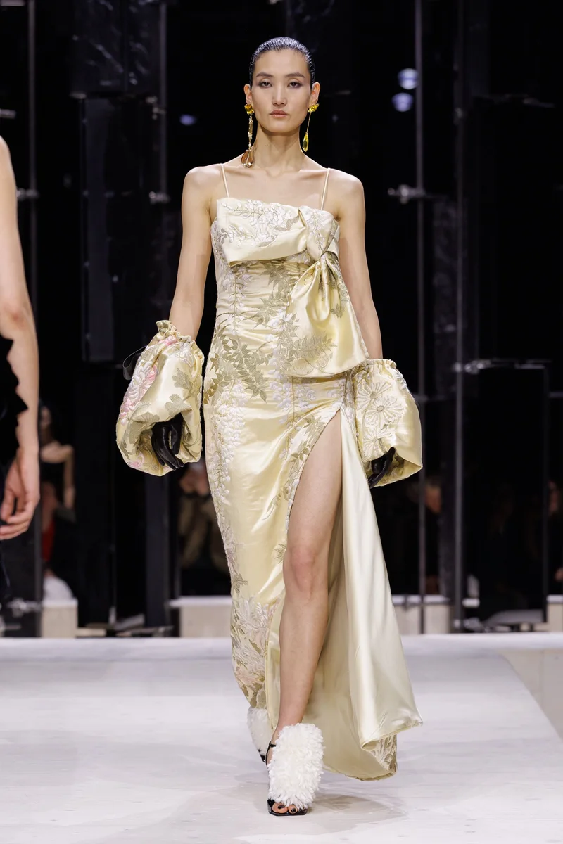 Довга атласна золотиста сукня з розрізом і бантом, Givenchy осінь-зима 2026-2027