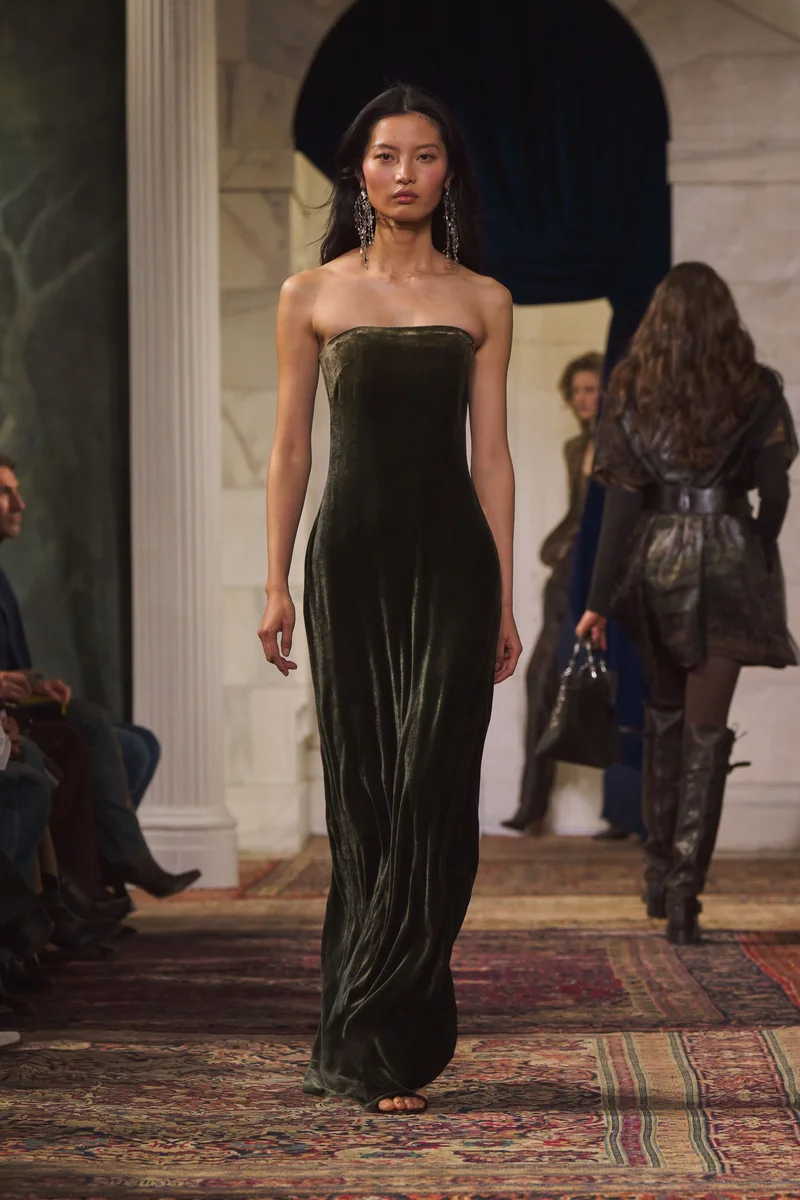 Довга оксамитова сукня-бюстьє темного кольору, Ralph Lauren осінь-зима 2026-2027