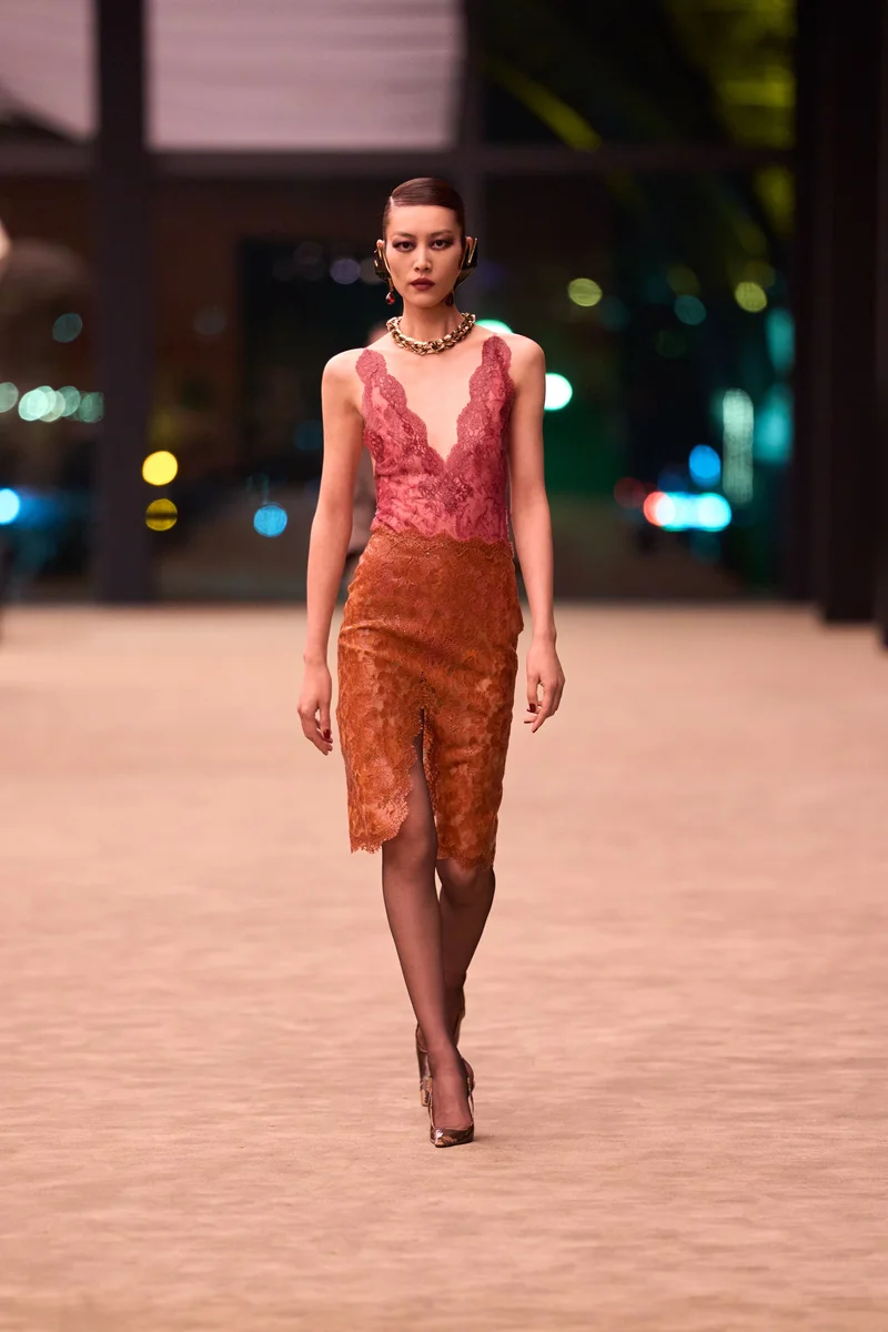Рожевий мереживний топ і помаранчева мереживна спідниця, Saint Laurent осінь-зима 2026-2027