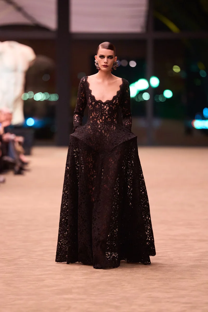 Довга чорна мереживна сукня з довгим рукавом, Saint Laurent осінь-зима 2026-2027