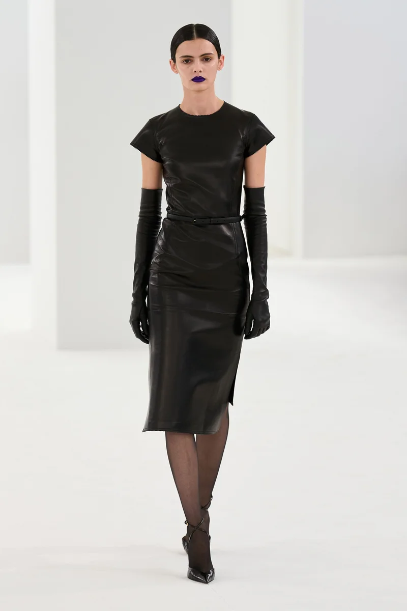 Чорна шкіряна сукня з короткими рукавами і довгі рукавички, Tom Ford осінь-зима 2026-2027