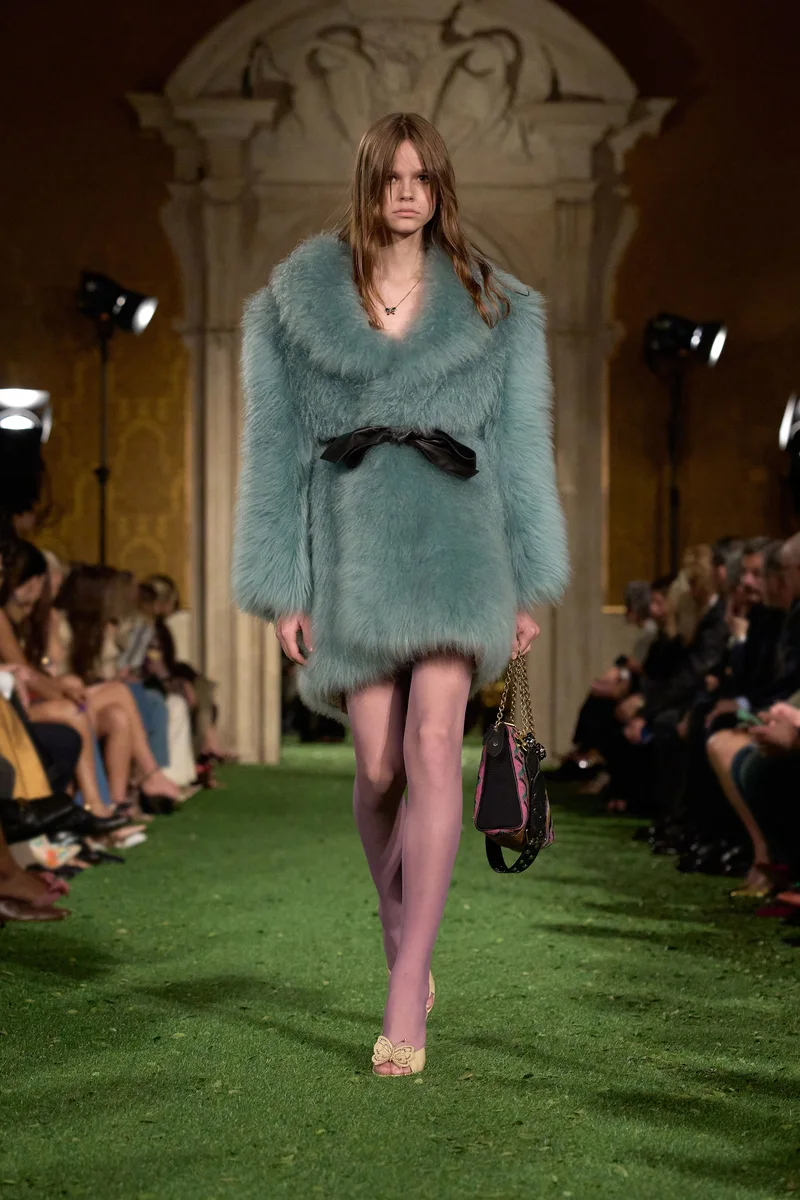 Бірюзова шуба зі штучного хутра з бантом і колготи, Valentino осінь-зима 2026-2027